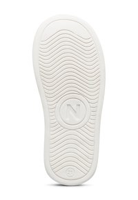 Bílá gumová podrážka s vlnitým texturovaným vzorem a kruhovým logem "N" uprostřed, s malým číslem "21" dole.