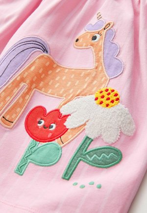 Terenul roz este brodat cu un unicorni cu o coamă texturată, alături de o floare roșie cu o față zâmbitoare și o margareta pufoasă albă.