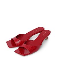 Mule aperti in pelle verniciata rossa con punta quadrata, caratterizzati da una larga fascia curva e un tacco basso a blocco, con una finitura texturizzata.