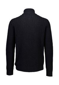 Schwarzer Strickpullover mit hohem Kragen und strukturiertem vertikalen Zopfmuster, von hinten gezeigt mit langen Ärmeln und gerippten Bündchen.