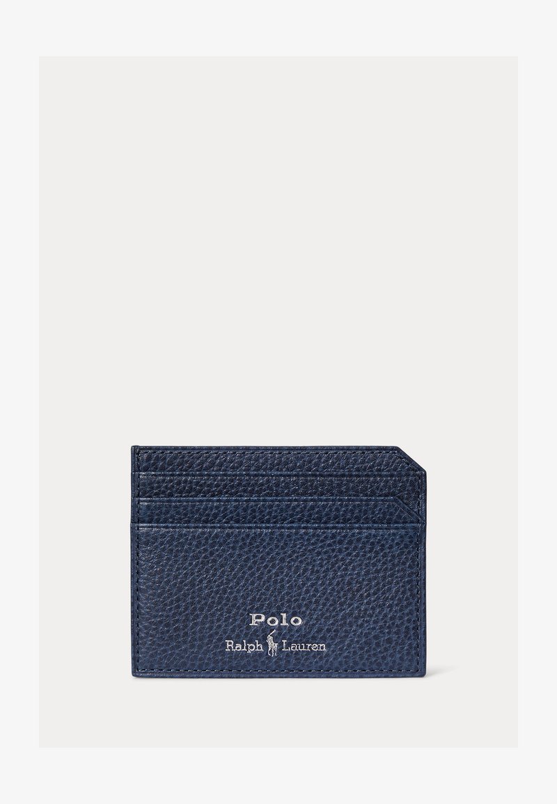 Kreditkarta s textúrou z tmavomodrej kože s tromi priehradkami na karty a bielym logom Polo Ralph Lauren umiestneným uprostred dole.