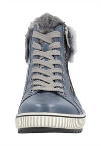 Scarpa alta in pelle blu con bordi in faux fur grigio, dotata di lacci grigi, zip laterale e suola in gomma bianca a strisce.