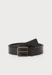 Ceinture en cuir noir avec une texture lisse, boucle rectangulaire en argent et détails de couture rouge. Présente un design classique avec une finition soignée.