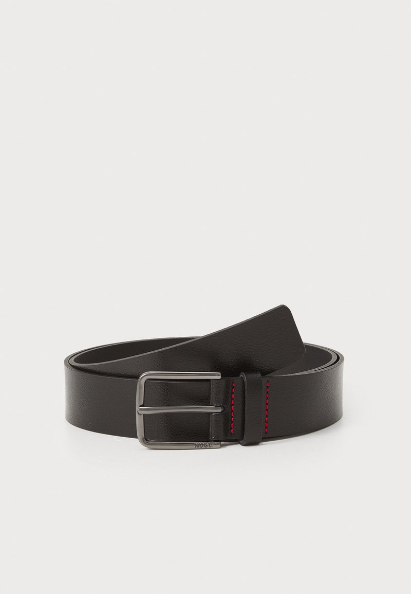 Ceinture en cuir noir avec une texture lisse, boucle rectangulaire en argent et détails de couture rouge. Présente un design classique avec une finition soignée.