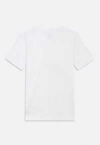 Biała bawełniana koszulka z okrągłym dekoltem i krótkimi rękawami. Tył jest gładki, bez dodatkowych wzorów czy zdobień.