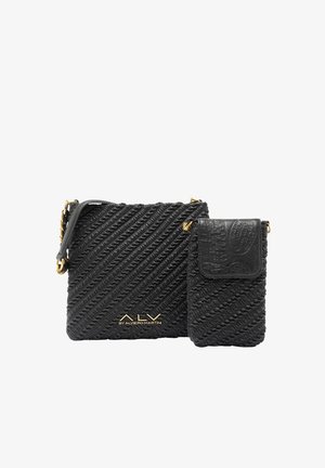 Borsa a tracolla nera con motivo a righe testurizzato; include una piccola pochette rimovibile. Dettagli in metallo dorato. Realizzata in materiale resistente.