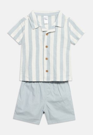Kurzärmeliges Baby-Kleinkind-Hemd mit weißen und hellblauen vertikalen Streifen, kombiniert mit einfarbigen hellblauen Shorts.