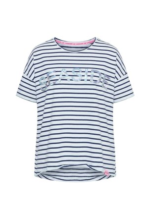 Wit T-shirt met korte mouwen met marineblauwe horizontale strepen en "SEASIDE" in grote lichtblauwe letters over de borst.