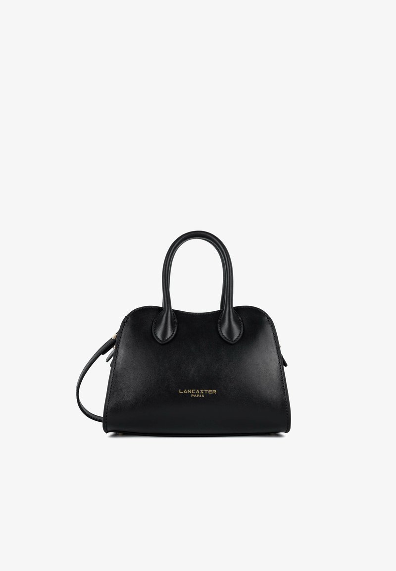 Sac à main en cuir noir avec deux poignées et une bandoulière détachable, avec un logo doré "Lancaster Paris" sur le devant.