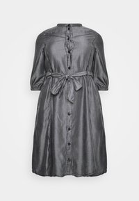 Grå, knäppt klänning med trekvartslånga ärmar, midjeband och slät yta. Har en lätt strukturerad design och subtil sömnad.