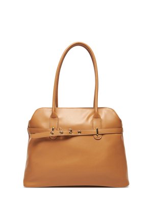 Bolso de cuero color canela con dos asas largas y una correa decorativa con ojales metálicos en la parte delantera.