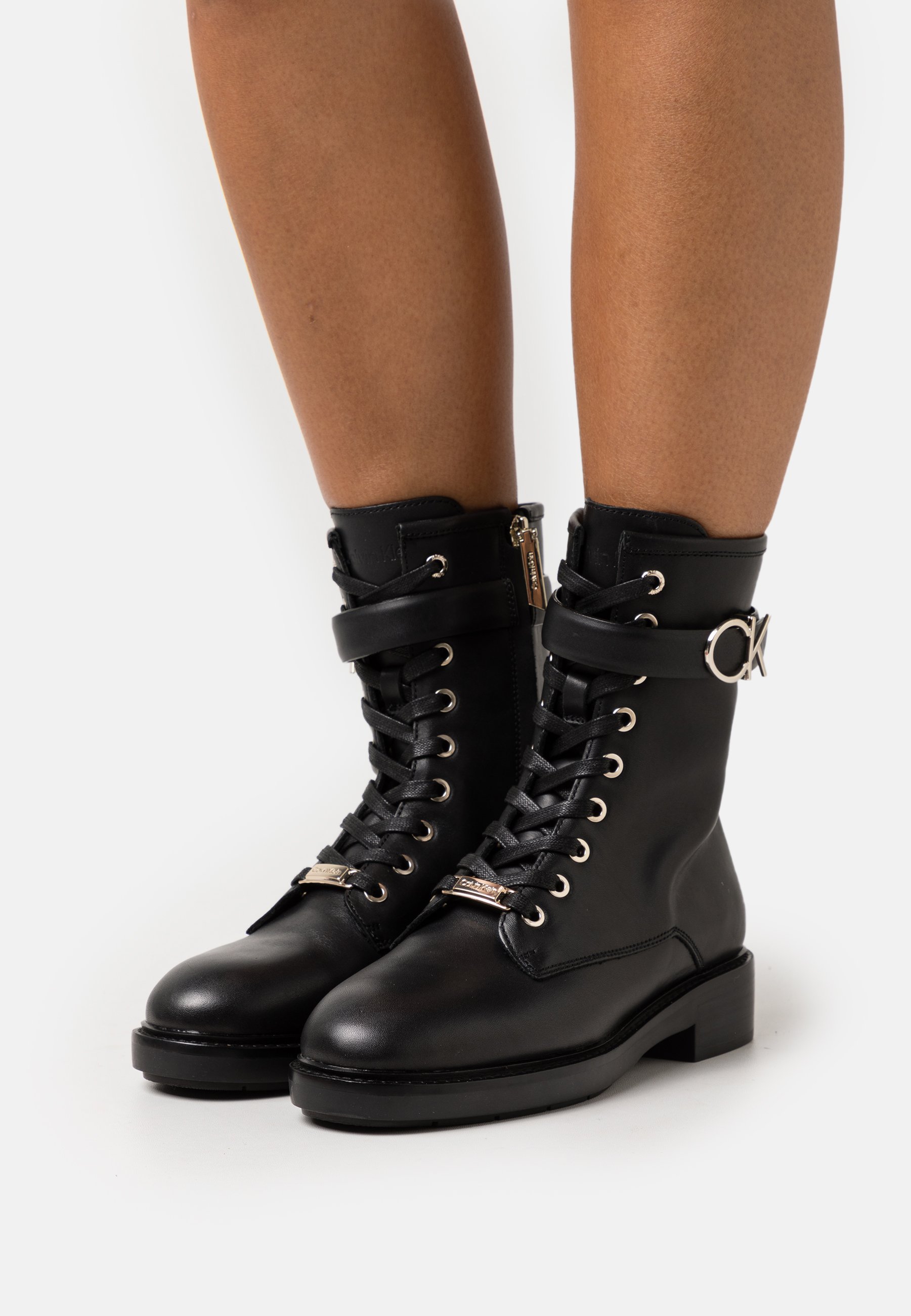 Descubrir 84+ imagen calvin klein combat boots women