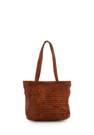 Brun læder tote taske med vævet tekstur og farverige syede mønstre på fronten, med to lange håndtag til skulderbæring.