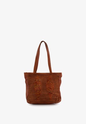 Hnědá kožená taška typu tote s tkanou strukturou a barevně prošitými vzory na přední straně, vybavená dvěma dlouhými uchy pro nošení přes rameno.