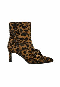 Leopard print ankle boots in suede with a pointed toe, mid-height black heel, and a decorative bow detail on the front.