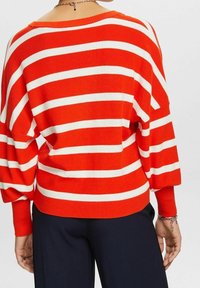 Rot und weiß gestreifter Strickpullover mit lockerer Passform, weitem Ausschnitt und überschnittenen Schultern, ausgestattet mit ribbeld Struktur und langen Ärmeln.