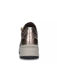 Metallisch bronzefarbene Sneaker mit glatter Textur, kontrastierender cremefarbener Sohle und einem goldenen Akzent an der Ferse. Verfügt über ein elegantes Design und eine verstärkte Ferse.