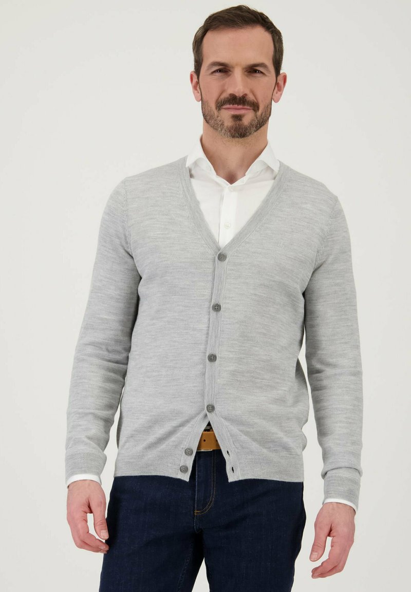 Lichtgrijze cardigan van zacht materiaal, met een V-hals, vijf knopen aan de voorkant en geribbelde manchetten met een gladde textuur.