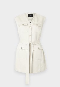 Λευκό αμάνικο φόρεμα με ζώνη στη μέση, δύο μπροστινές τσέπες και ασημί κουμπιά για διακόσμηση. Υφασμάτινη υφή με εφαρμοστή γραμμή.