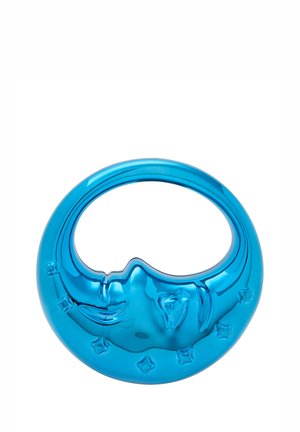 Blauwe keramische schaal in de vorm van een halve maan met gezichtskenmerken, een gladde textuur en decoratieve sterren rond de rand.