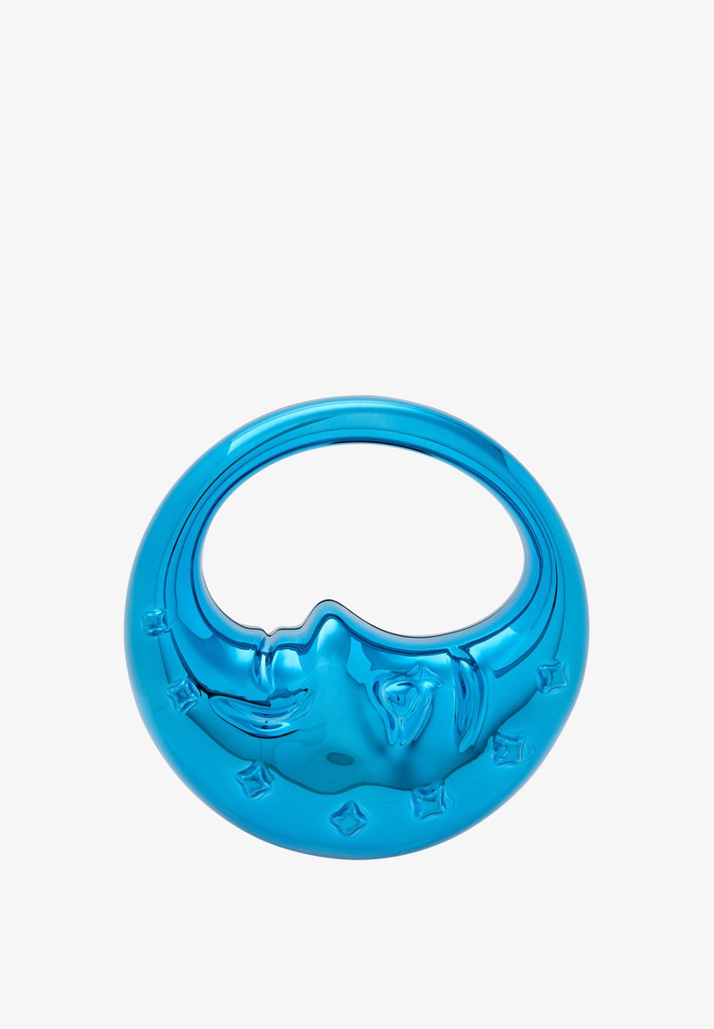 Modrá keramická misa v tvare polmesiaca s tvárovými rysmi, hladkým povrchom a dekoratívnymi hviezdami okolo okraja.