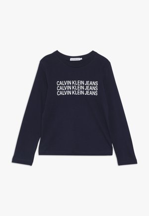 Navyblå langærmet skjorte med rund hals og hvid tekst "CALVIN KLEIN JEANS", gentaget tre gange foran.