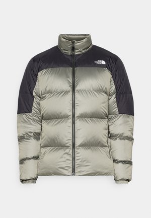 Giacca a vento in verde oliva e nero, con chiusura a zip, colletto alto e sezioni trapuntate per l'isolamento. Logo sul petto.