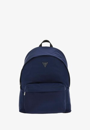 Sac à dos bleu marine avec un dessus arrondi, texture en tissu, poche zippée à l'avant et un patch logo triangulaire au centre. Bretelles ajustables.