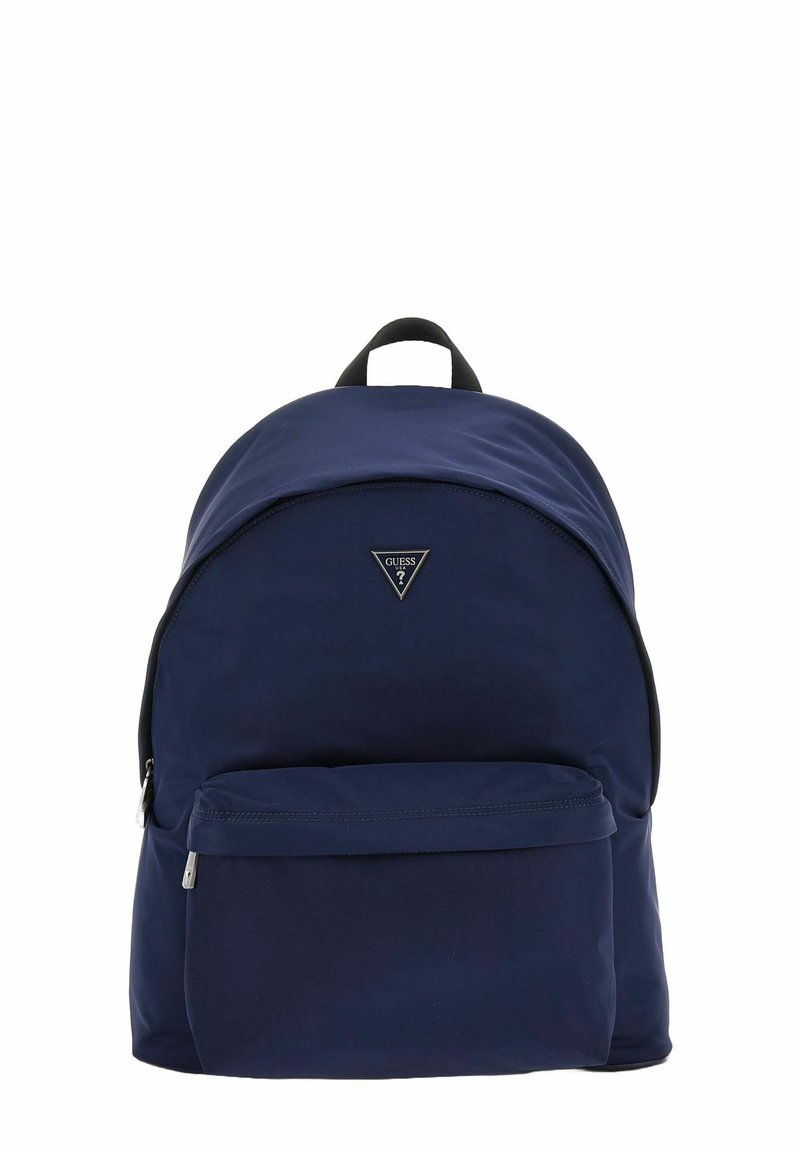 Sac à dos bleu marine avec un dessus arrondi, texture en tissu, poche zippée à l'avant et un patch logo triangulaire au centre. Bretelles ajustables.