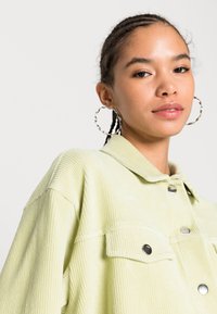 Nly by Nelly CROPPED SHACKET - Casaco de verão - green