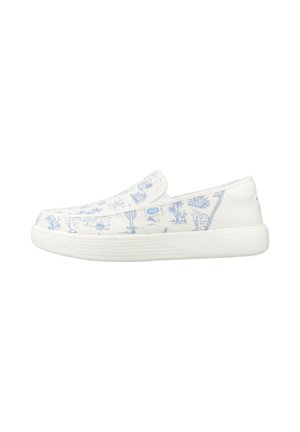 Zapato blanco sin cordones con patrones de plantas desérticas en azul claro y suela blanca gruesa, visto de lado sobre un fondo liso.