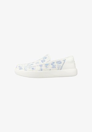Zapato blanco sin cordones con patrones de plantas desérticas en azul claro y suela blanca gruesa, visto de lado sobre un fondo liso.