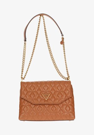 Bolso acolchado marrón hecho de material sintético, con una correa de cadena dorada y un acento de logo triangular en la parte frontal.