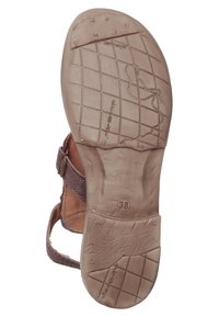 Brun sandalbotten med texturerad gummi, mönstrat grepp och storlek 38-markering. Justerbar rem synlig på sidan.