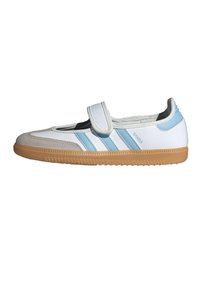 Biela atletická topánka s modrými pruhmi, suchým zipsom a podrážkou z gumy. Semišový špičák a sieťovina vo vnútri. Dizajn s nízkym profilom.