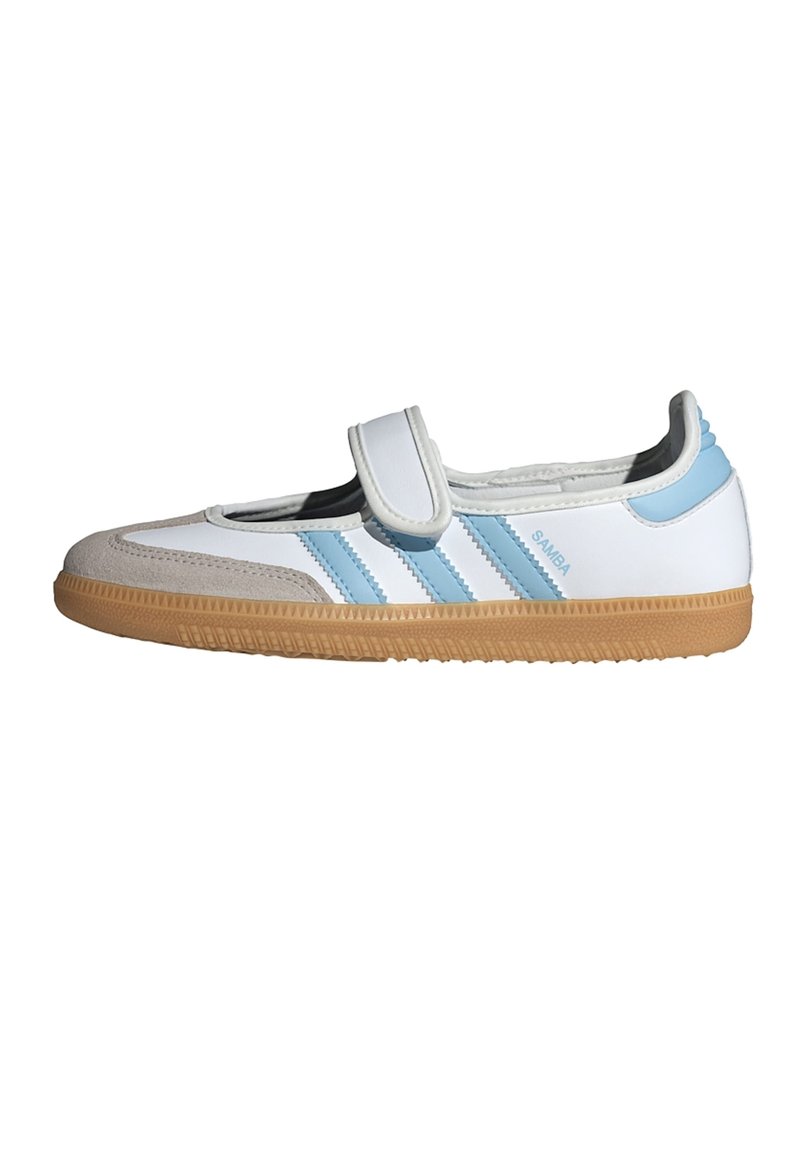 Biela atletická topánka s modrými pruhmi, suchým zipsom a podrážkou z gumy. Semišový špičák a sieťovina vo vnútri. Dizajn s nízkym profilom.