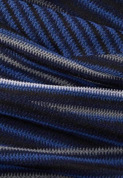 Tecido tecido com riscas horizontais em várias tonalidades de azul, cinza e preto. A textura parece suave e fofinha.
