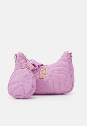 Petit sac à main matelassé rose avec une pochette à pièces ronde assortie attachée, avec des ferrures dorées et un détail logo.