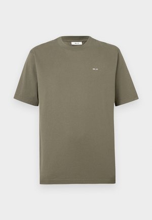 Oliven grøn bomulds T-shirt, korte ærmer, rund hals, med lille hvid tekst "NN. 07" på venstre bryst, glat tekstur, normal pasform.