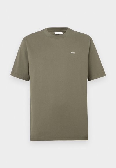 T-shirt in cotone verde oliva, maniche corte, colletto a girocollo, con piccolo testo bianco "NN. 07" sul lato sinistro del petto, texture liscia, vestibilità regolare.
