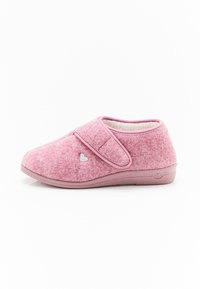 Pantofole di lana rosa con cinturino in velcro, texture morbida, forma arrotondata e un piccolo dettaglio ricamato a cuore sul lato.