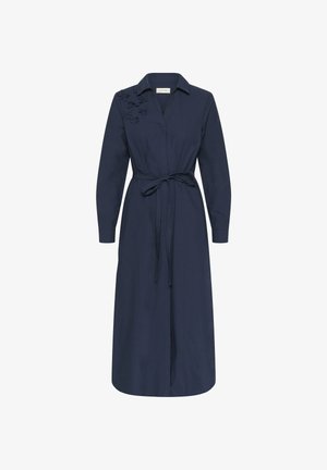 Navyblaues langärmliges Kleid mit kragenförmigem Ausschnitt, Taillengürtel und floralen Stickdetails auf der linken Schulter. Hergestellt aus einem glatten Stoff.