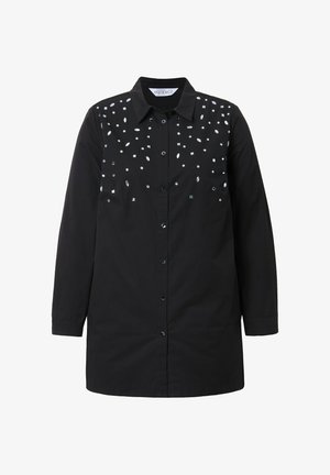Robe chemise noire à manches longues, dotée d'une fermeture à boutons sur le devant et d'accents décoratifs en argent de différentes formes sur le haut du devant.