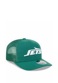 Casquette de baseball verte avec un dos en mesh. Elle présente un logo blanc "JETS" à l'avant. Forme structurée et visière plate. Détails de couture remarquables.