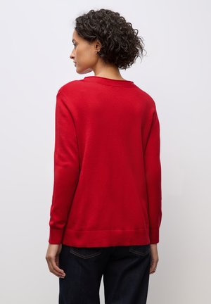 Maglione rosso a maglia con maniche lunghe, scollatura ampia e polsini a costine. Il design presenta una texture liscia e una vestibilità comoda.