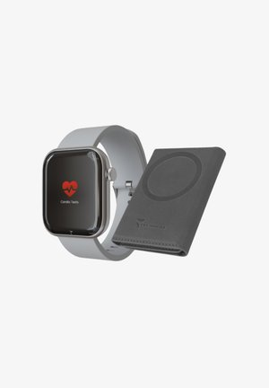 Smartwatch mit einem quadratischen schwarzen Display, silberner Lünette und grauem Silikonband, neben einer grauen Geldbörse mit einem runden magnetischen Akzent.