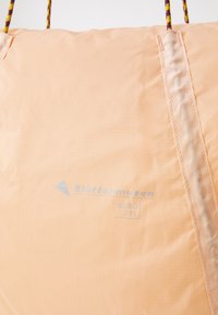 Perzikkleurige nylon tas met een glanzende afwerking, voorzien van een subtiele rastertextuur, omlijnd logo en veelkleurige geweven banden.