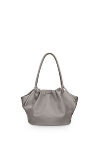 Sac à main en cuir souple gris avec sommet froncé et doubles bretelles, présentant des coutures discrètes et un petit logo de marque embossé.