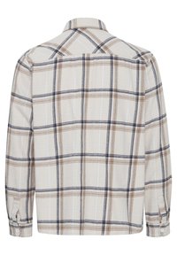 Beige flanellen overhemd met een geruit patroon in bruin, marineblauw en wit. Heeft een kraag, knopenmanchetten en lange mouwen. Gladde textuur.