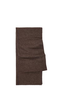 Złożony brązowy wełniany szalik o miękkiej, teksturowanej dzianinie, wyeksponowany na białym tle.